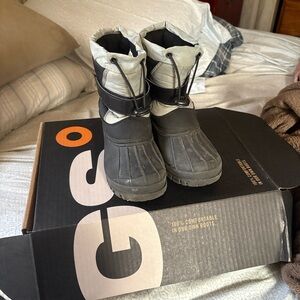 Itasca Black and White Kids Snow Boots size 2 boys